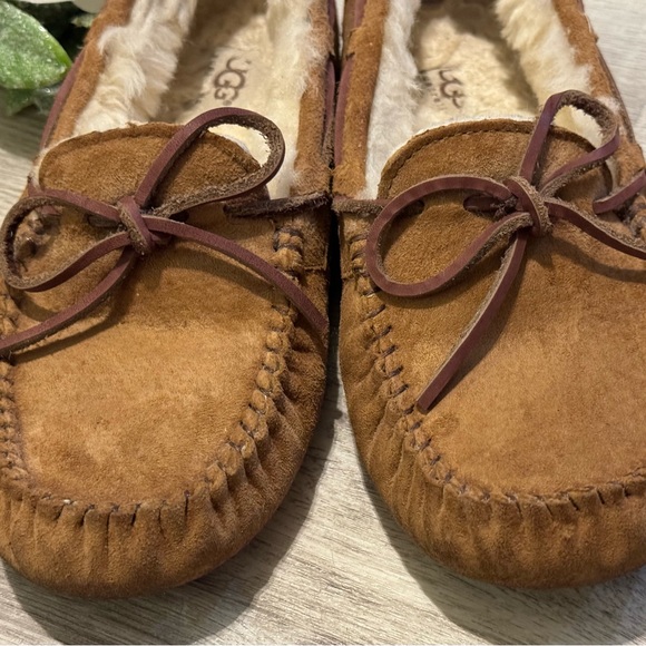 UGG DAKOTA CHESTNUT SUEDE SHEEPSKIN MOCCASINS WOMEN'S SIZE US 6 - EUC - Picture 4 of 9